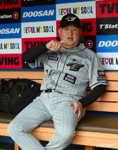 김경문 감독, 취재진과 대화