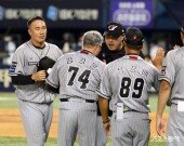 류현진 ‘감독님 900승 축하드립니다’