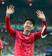 손흥민, 캡틴의 미소