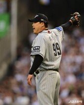 류현진 ‘1루로’