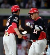 스리런 최형우, 기록 달성 축포~