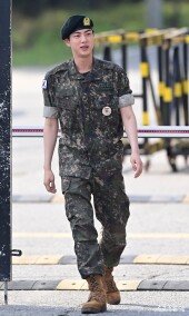 BTS 진,사회로 첫 발