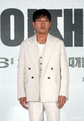 하정우 ‘무사 착륙을 위해’