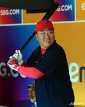 이범호 감독, 타석에 나서볼까?