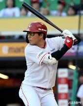 안경 쓴 한유섬