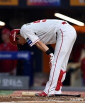 희생번트 실패 후 고개숙인 최지훈