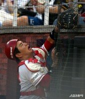 김민식, 잡고 싶다! 파울 타구~