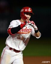 솔로포 최지훈, 하트 세리머니!