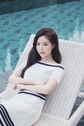 손나은, 한껏 시크한 표정…우아한 분위기 [화보]