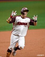 최주환 ‘5호 홈런으로 동점’