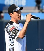 애국가 부르는 이기찬