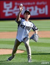 가수 이기찬, KT 승리 기원 시구