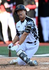 헛스윙 삼진으로 주저앉는 강백호