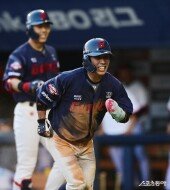 황성빈, 실책으로 득점 성공!