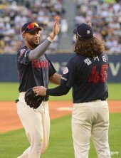 레이예스, 호수비 덕에 위기 상황 종료