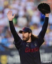 윌커슨, 호수비에 두 손 번쩍!