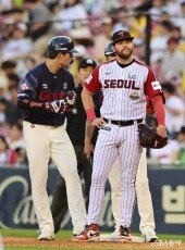 오스틴, 실책으로 2실점