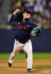 김원중, 만루 위기 넘기는 강력투