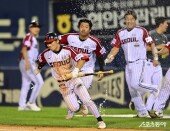 LG, 신민재 끝내기 희생타로 엘롯라시코 위닝시리즈