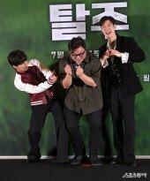 구교환 ‘감독님 하트 받으세요’