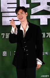 이제훈 ‘내 갈 길을 간다’