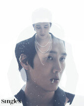 안보현 돌 끌어안고 한껏…“삼겹살+소주=소울푸드” [화보]