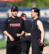 반갑게 인사하는 홍창기-정해영