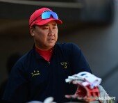 훈련 지켜보는 이범호 감독