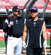 유한준 코치, 황재균! 한 방 날려줘~