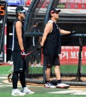 민소매 장성우, 덥다 더워~