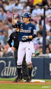 박민우 ‘1400 안타 기념구 챙겨줘’