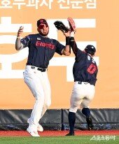 레이예스, 위험한 수비~