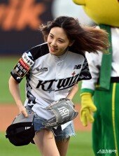 환한 미소로 시구 마친 김민아!