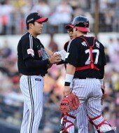 만루 위기에 밀어내기 볼넷 허용한 손주영