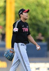 손주영, 폭투에 이어 적시타로 다시 실점