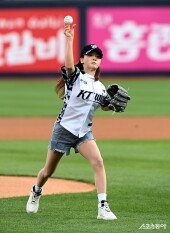 김민아, KT 승리기원 시구!