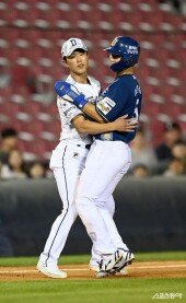 전민재-서호철, 그라운드의 포웅