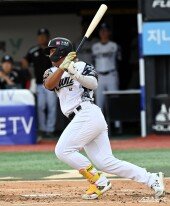 안현민, 선두타자 안타~