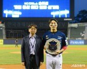 손아섭, 2505안타 신기록 기념 트로피 들고