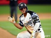 3루타 안현민, 득점 기회~