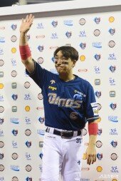 팬들의 환호에 인사하는 손아섭