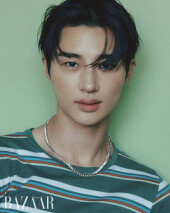 변우석 업고 튀어…청량+시크 다 되는 ‘문짝남’ [화보]