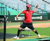 조동화 코치 ‘배팅볼 투수로 변신’