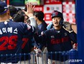 손호영 ‘폭투로 득점’