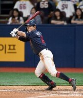 황성빈 ‘만루 찬스 만들었다’