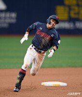 황성빈 ‘치고 달린다’