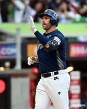 데이비슨, 위풍당당 홈런 1위~