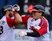 김현수, 바로 쫓아간다