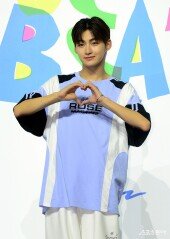 투어스 지훈 ‘심쿵 하트~’