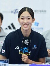 김유진, 긴장감 푸는 미소